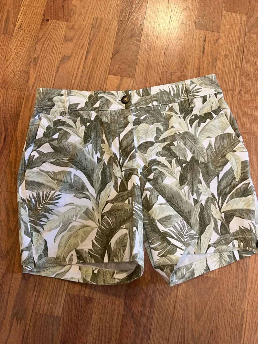 NWOT Tommy Bahama Green and White Tropical Print Women's Shorts